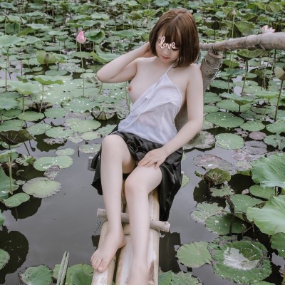 Nude3x.com - Young girl in lotus pond