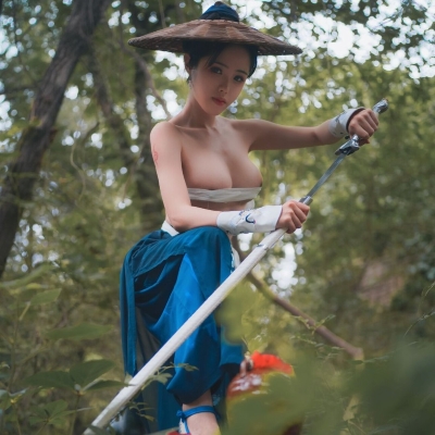 Nude3x.com - Female swordsman practicing on the mountain